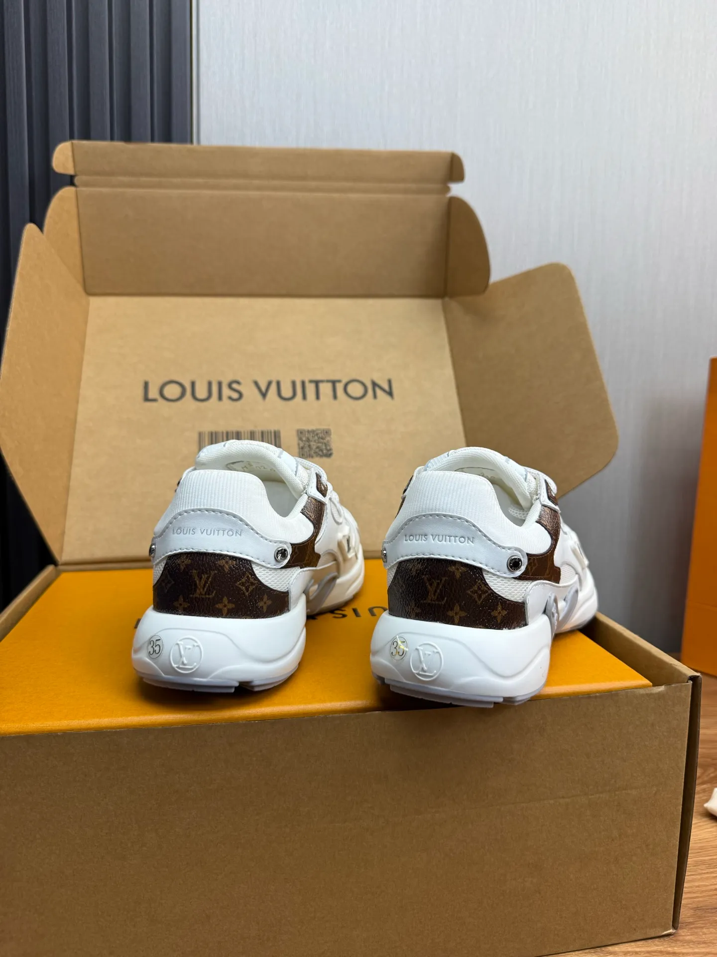Men's shoes 💰600💰 🌈LV | Louis Vuitton 2025𝐬𝐬 🧡💚2025 spring and summer new style top version‼ ️The original version is the same. The counter specializes in the latest casual shoes. Hard goods are new🆕 🔥🔥🔥Top version: Couple model LV Louis Vuitton L House Donkey brand The latest Olympia series Couple model Silver Horn King Casual sneakers Running shoes This LV Olympia sneaker combines mesh fabric and metallic synthetic leather and other technical fabrics to reinterpret the classic running shoe design with a neat and simple design. Lightweight EVA outsole provides a stretchy fit. Rich details such as Monogram embossing and LV letters establish recognition. Exquisite packaging at the delivery counter 🛍📦 ▪️Fabrics: Original imported technical fabric + mesh ▪️Inner lining: Original customized breathable mesh ▪️Sole: Original molded rubber foam material ▪️Sole thickness: 3.5CM ▪️Size: 35--45 (customized for women 40 and men 45)